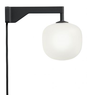 Schwarze Rime Wandleuchte von Muuto mit rundem, weißem Glasschirm und sichtbarem Kabel. Moderne Innenbeleuchtung.
